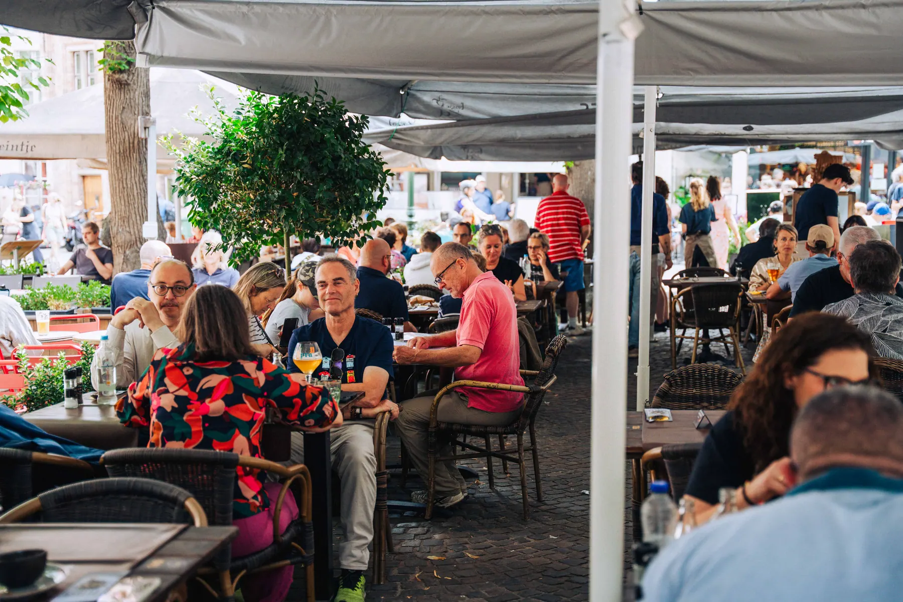 Zonnig terras vol gasten