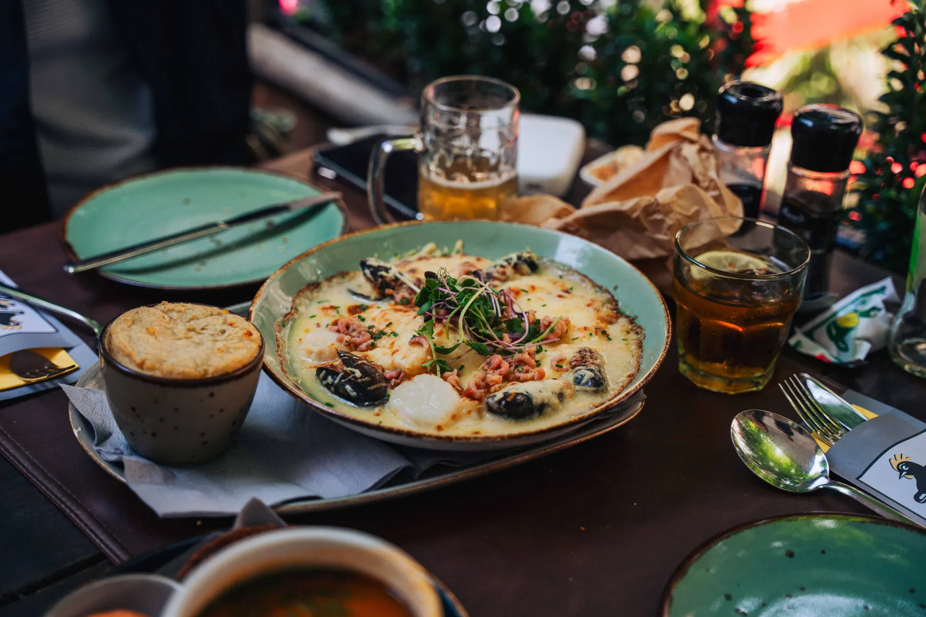 Gegratineerd gerecht met drankje