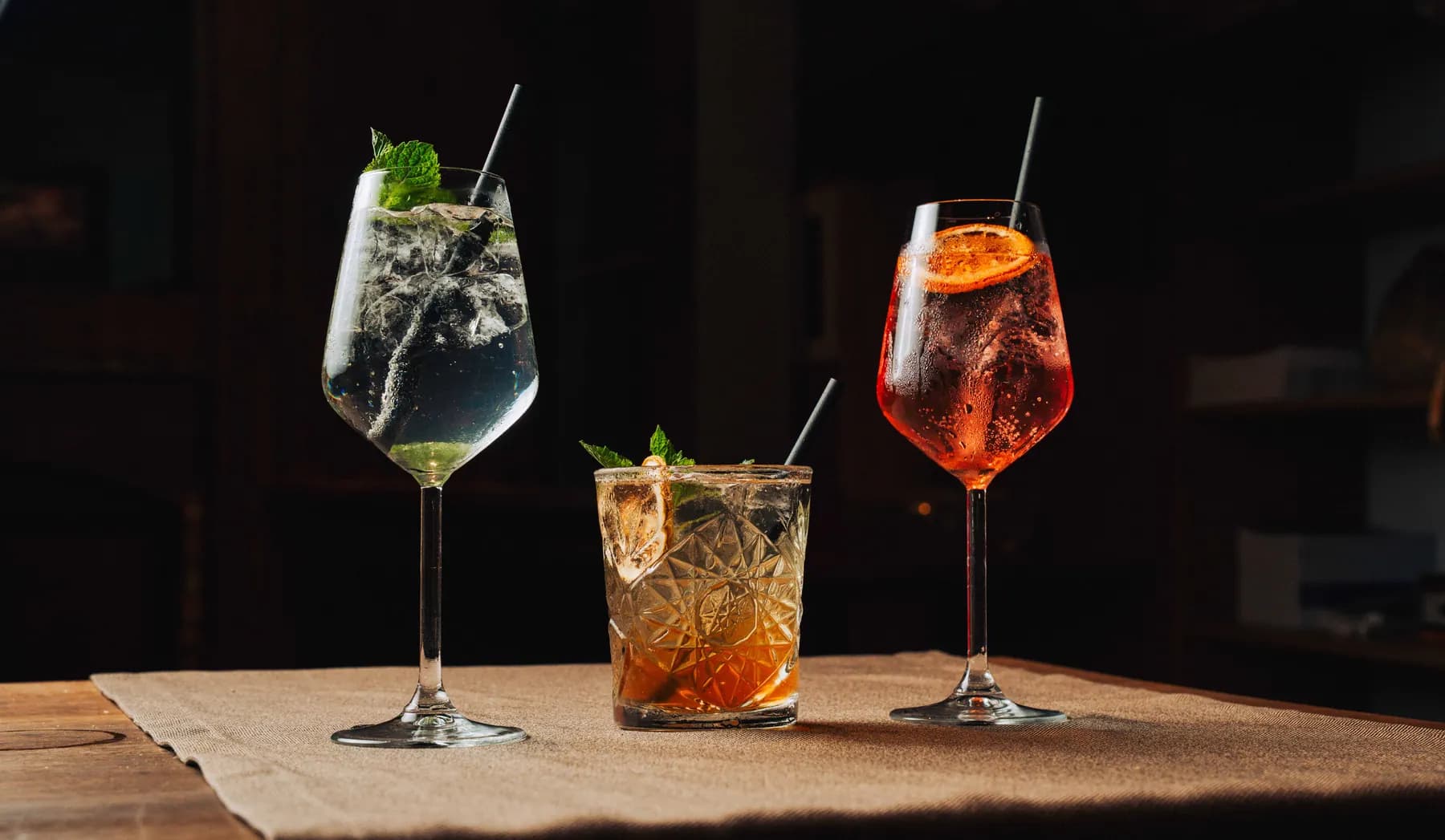 Drie cocktails op tafel