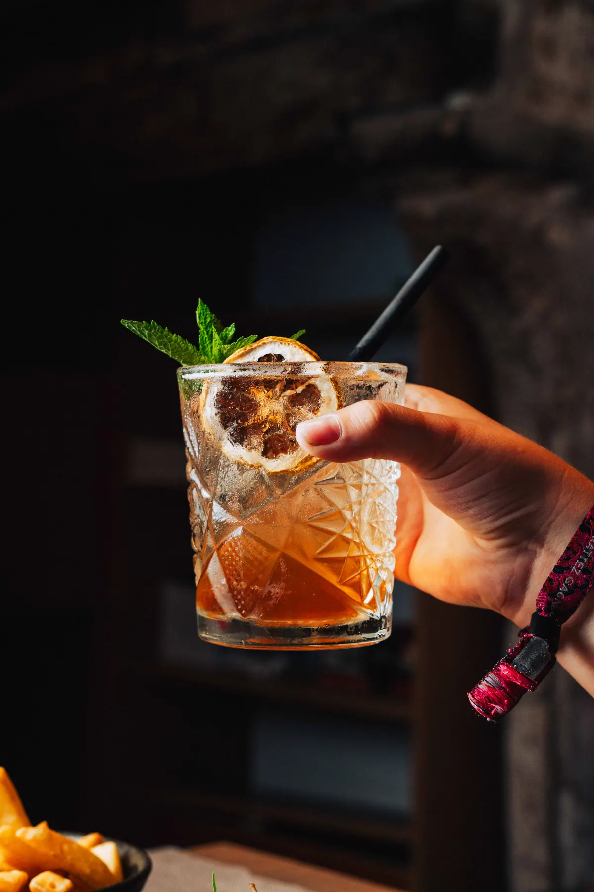 Cocktail met sinaasappel en munt