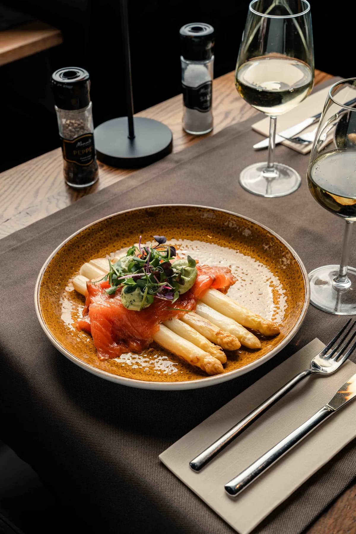 Asperges met zalm en witte wijn