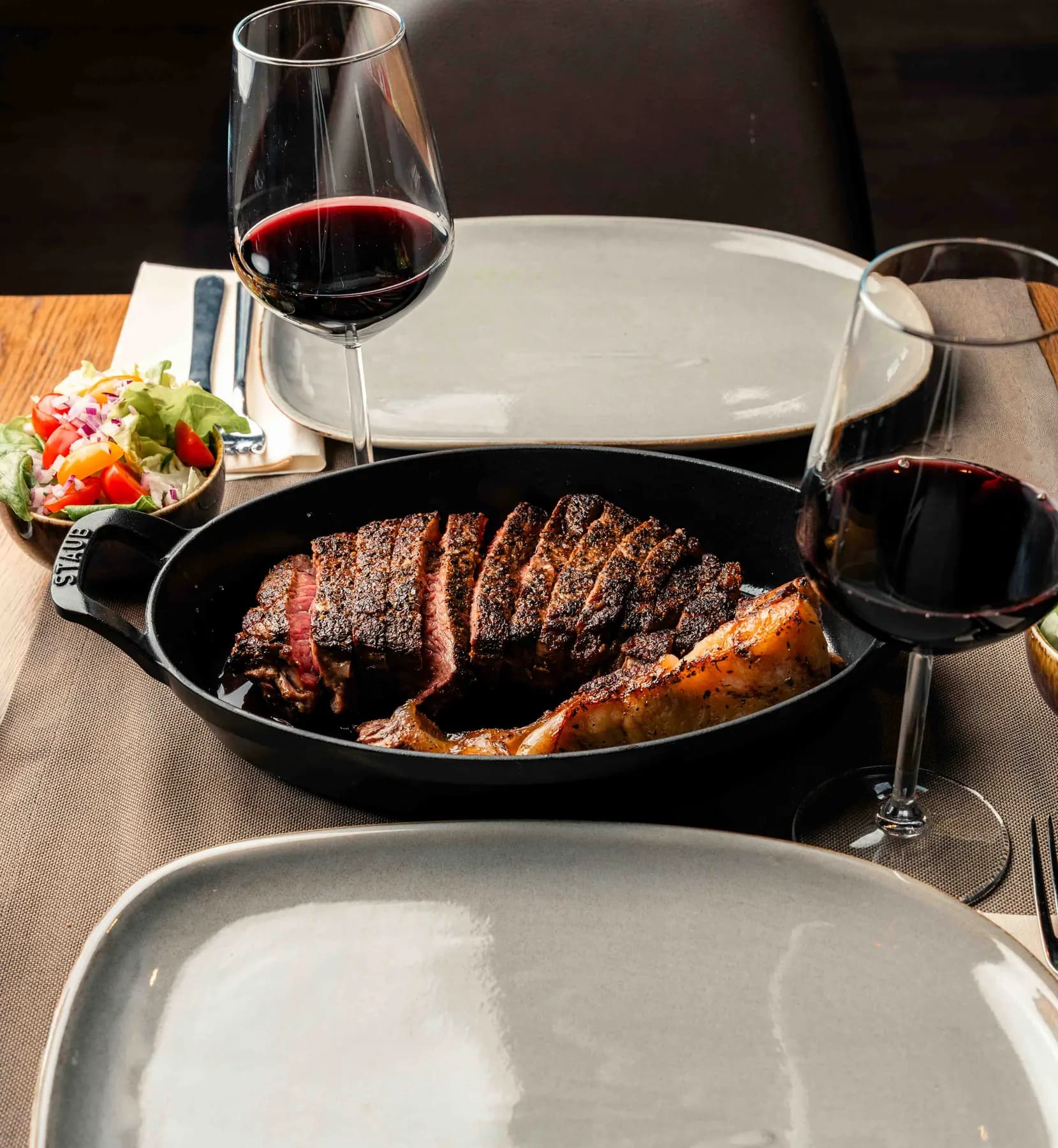 Steak in de pan met rode wijn