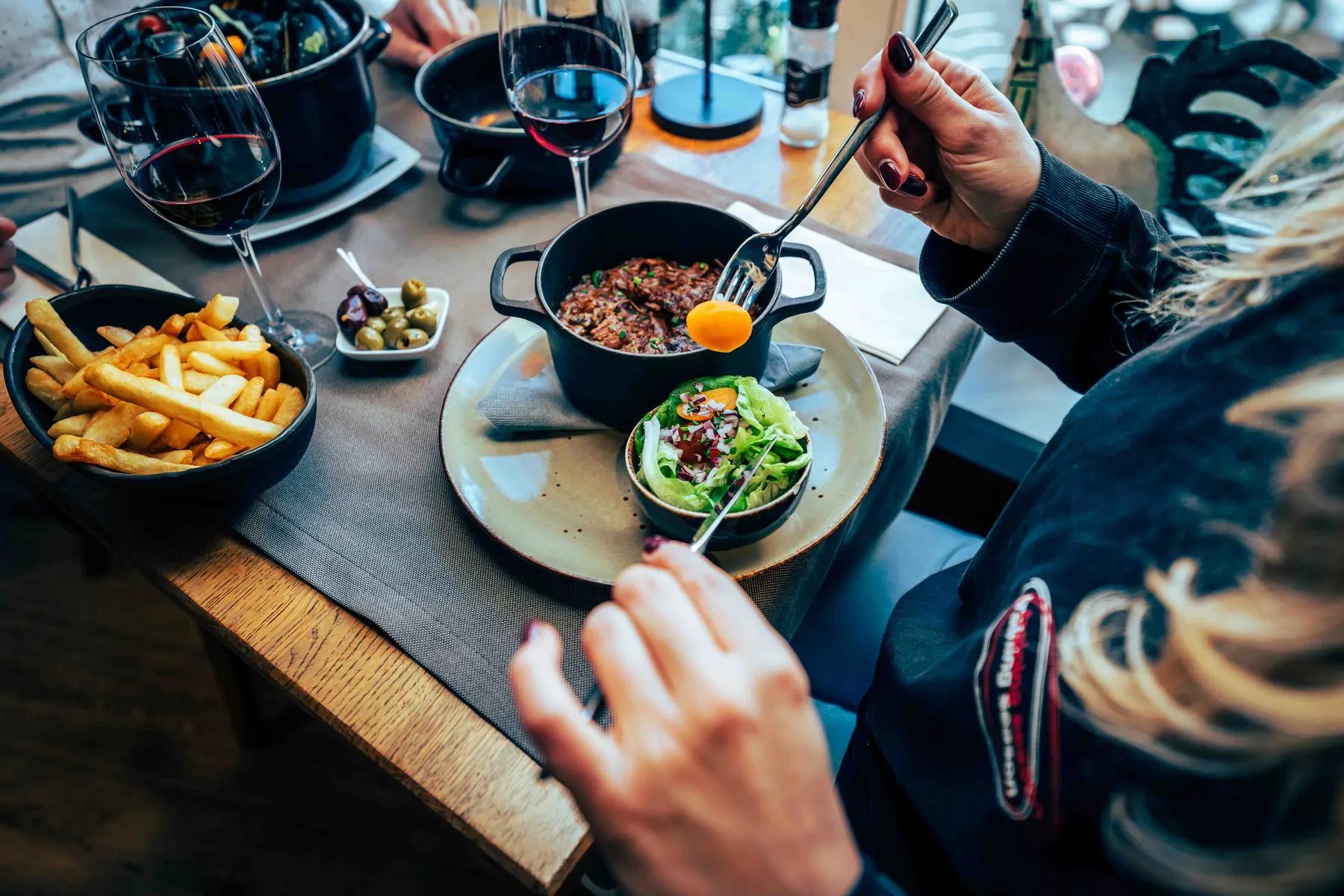 Genieten van steak met frietjes